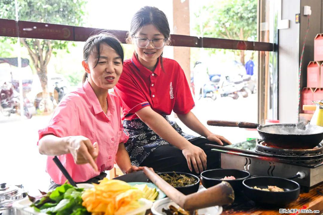 全网追的“扁担女孩”,找了一份暑假工,时薪12元 - 阿里生活资讯 - 阿里28生活网 al.28life.com