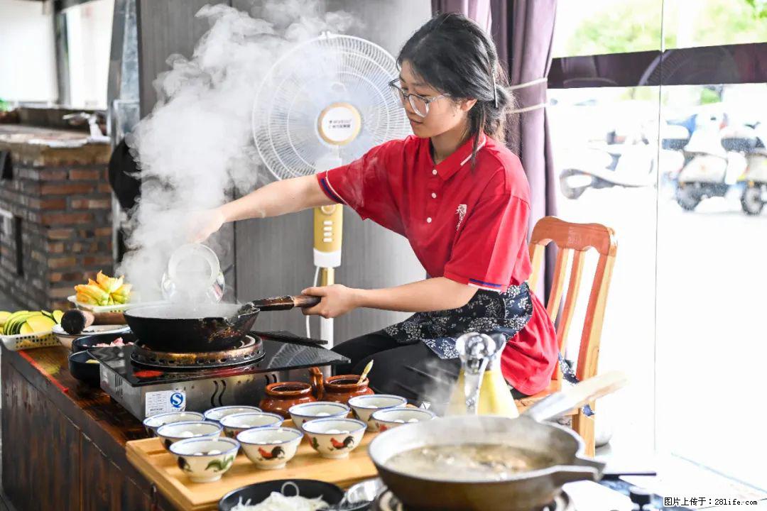 全网追的“扁担女孩”,找了一份暑假工,时薪12元 - 阿里生活资讯 - 阿里28生活网 al.28life.com